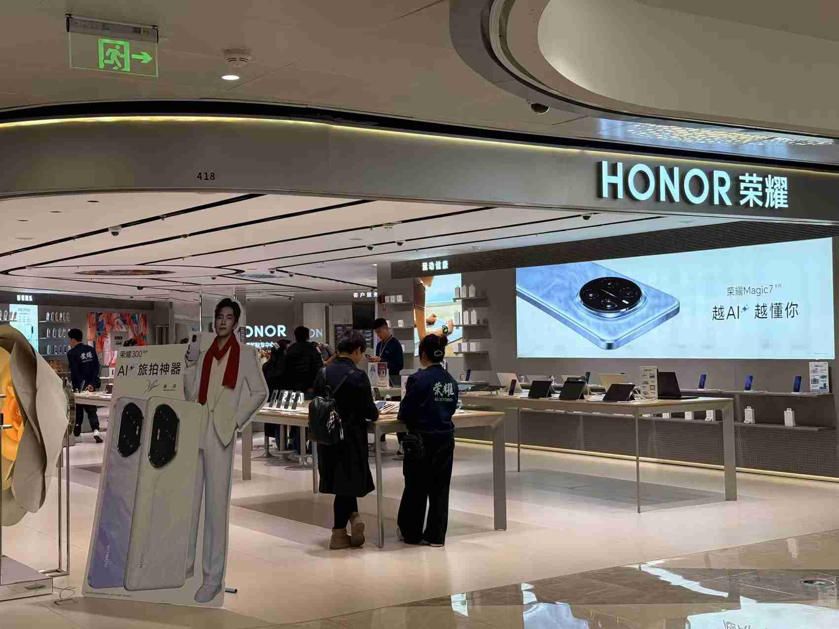 这年头谁还在线下门店买手机？在广州跑一圈后我们找到了答案