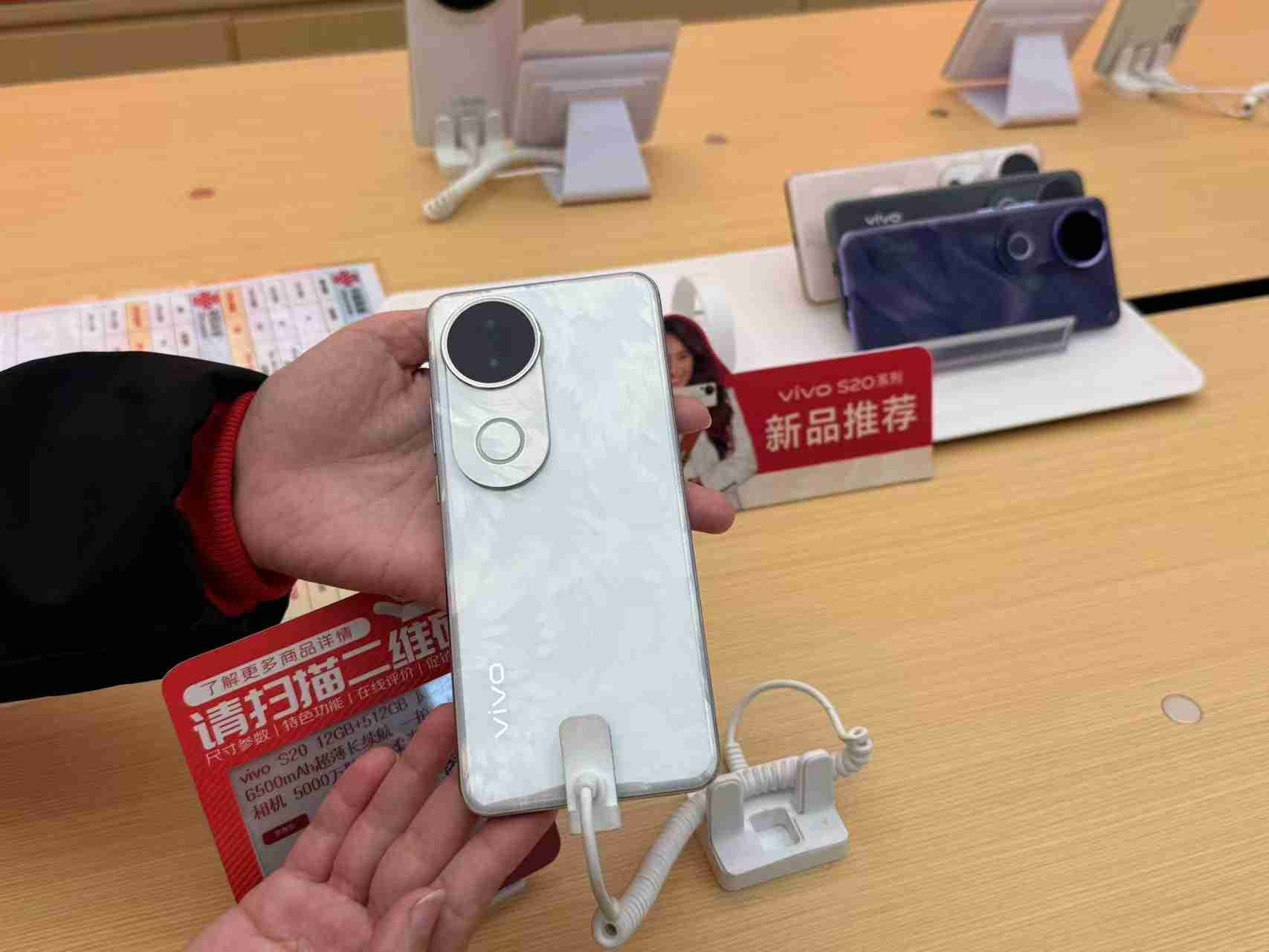 这年头谁还在线下门店买手机？在广州跑一圈后我们找到了答案