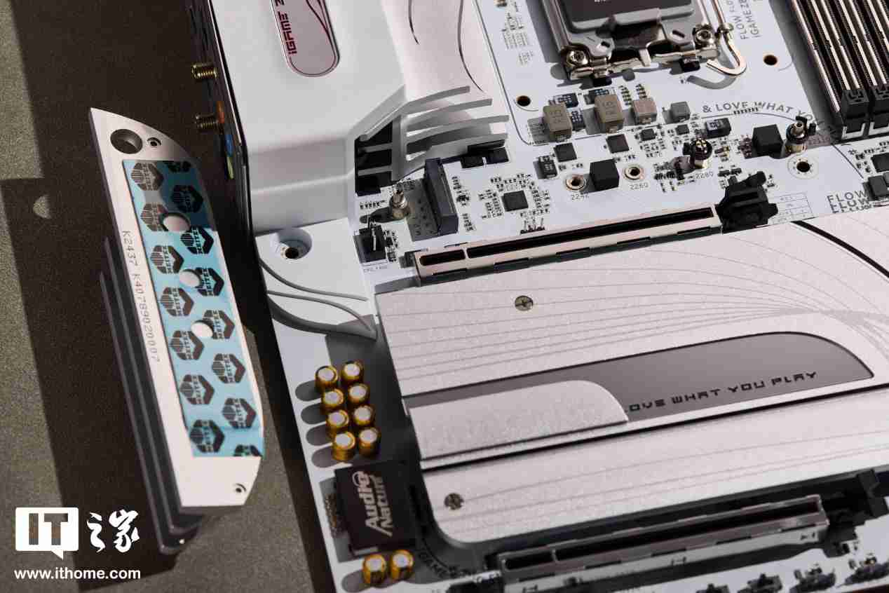 iGAME Z890 FLOW V20 主板图赏:纯白美学加持,延续波普艺术风格