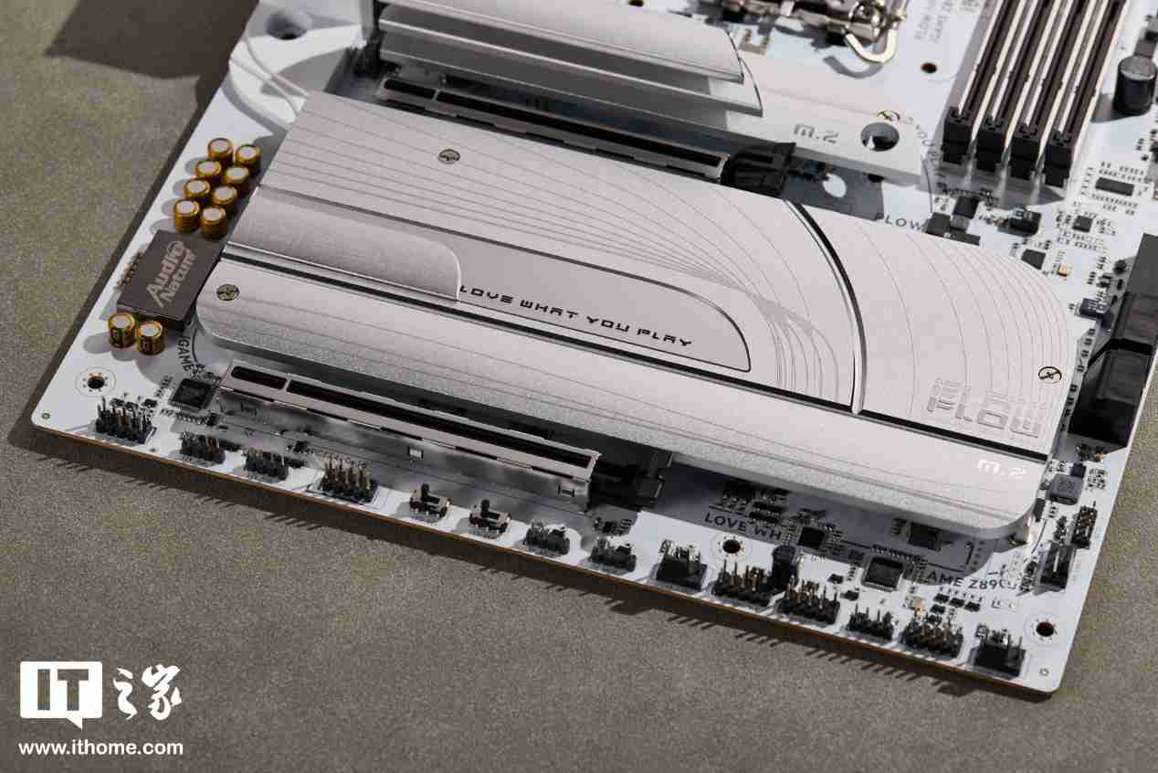 iGAME Z890 FLOW V20 主板图赏:纯白美学加持,延续波普艺术风格