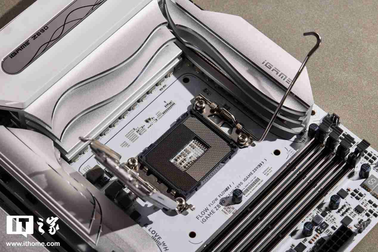 iGAME Z890 FLOW V20 主板图赏:纯白美学加持,延续波普艺术风格