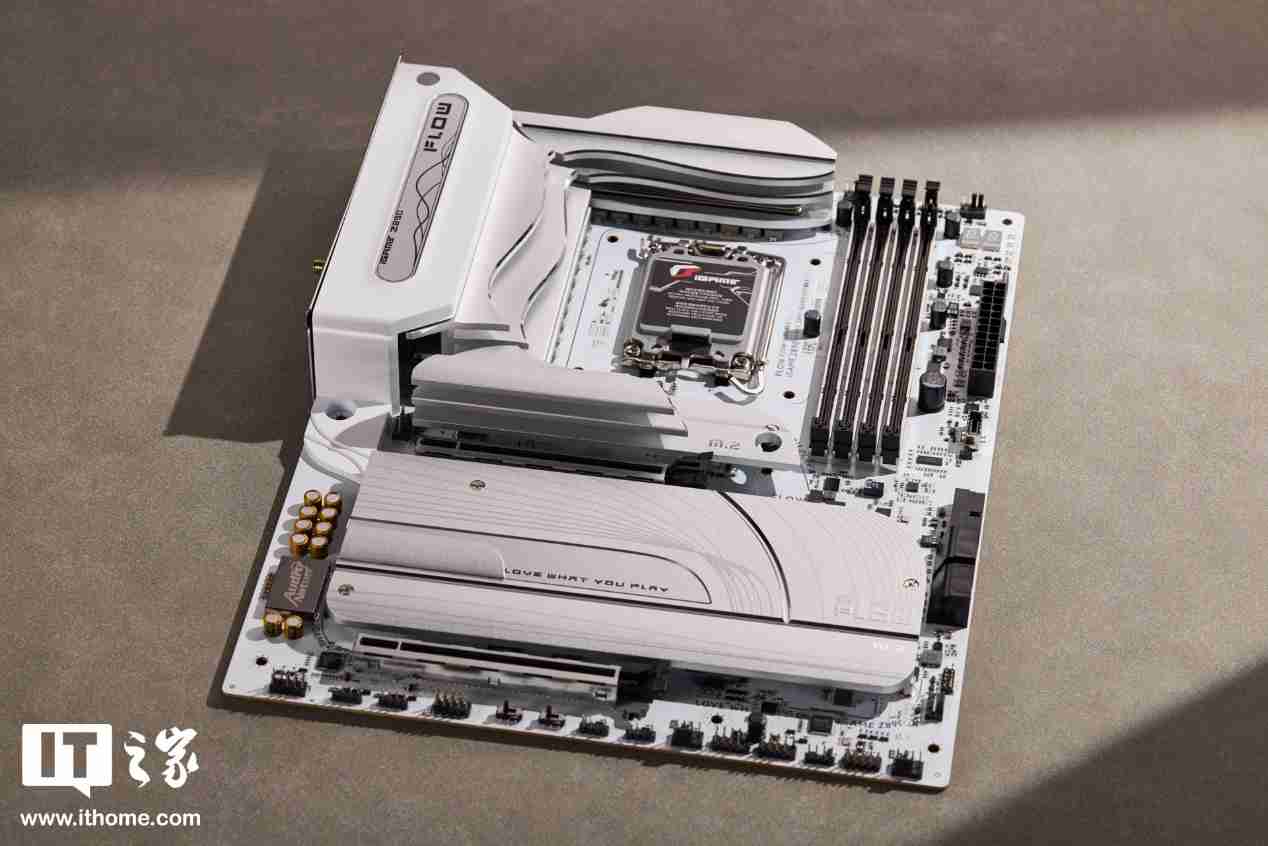 iGAME Z890 FLOW V20 主板图赏:纯白美学加持,延续波普艺术风格