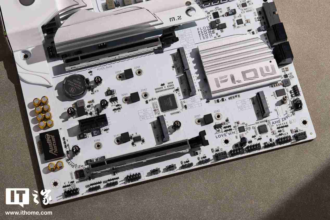 iGAME Z890 FLOW V20 主板图赏:纯白美学加持,延续波普艺术风格