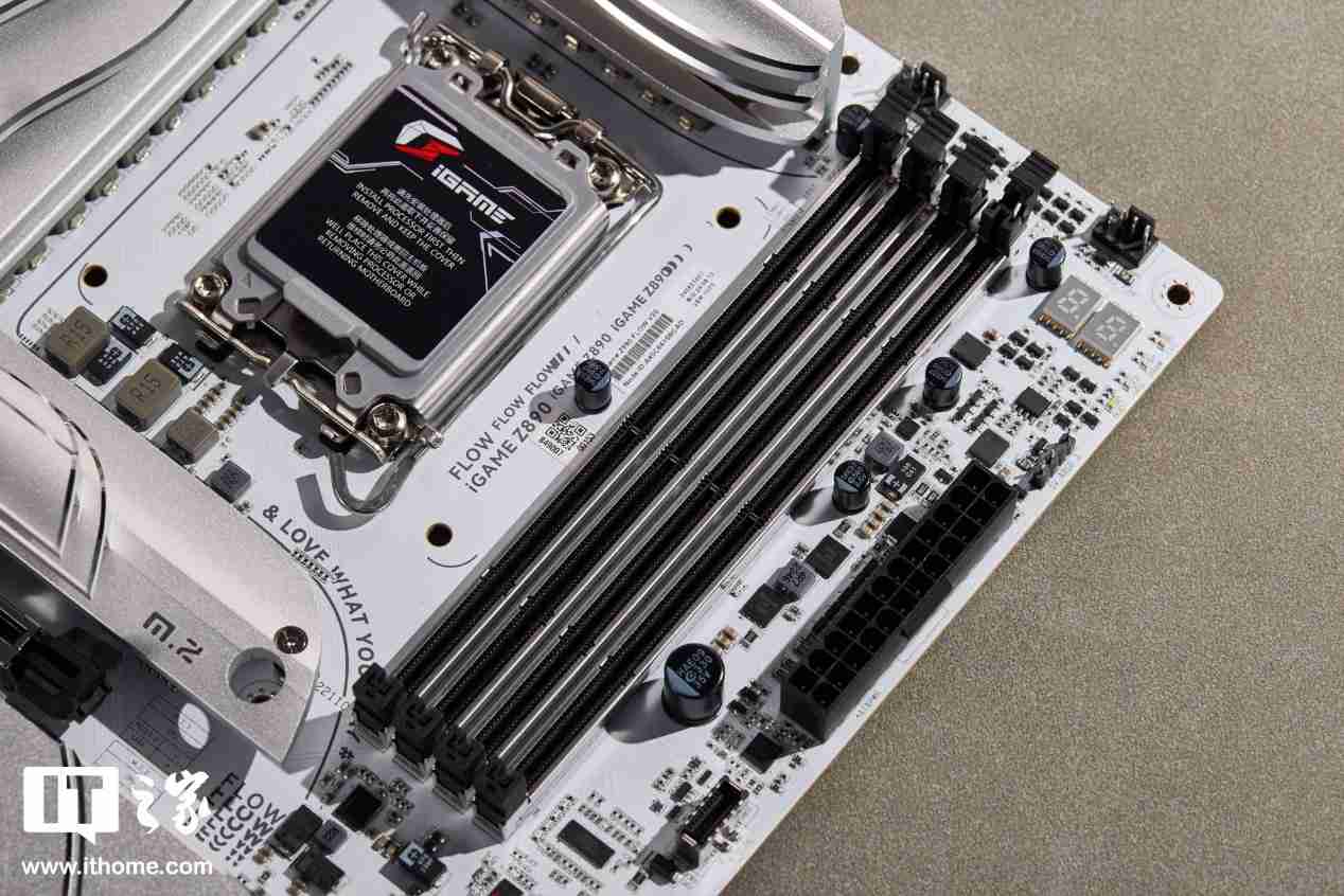 iGAME Z890 FLOW V20 主板图赏:纯白美学加持,延续波普艺术风格