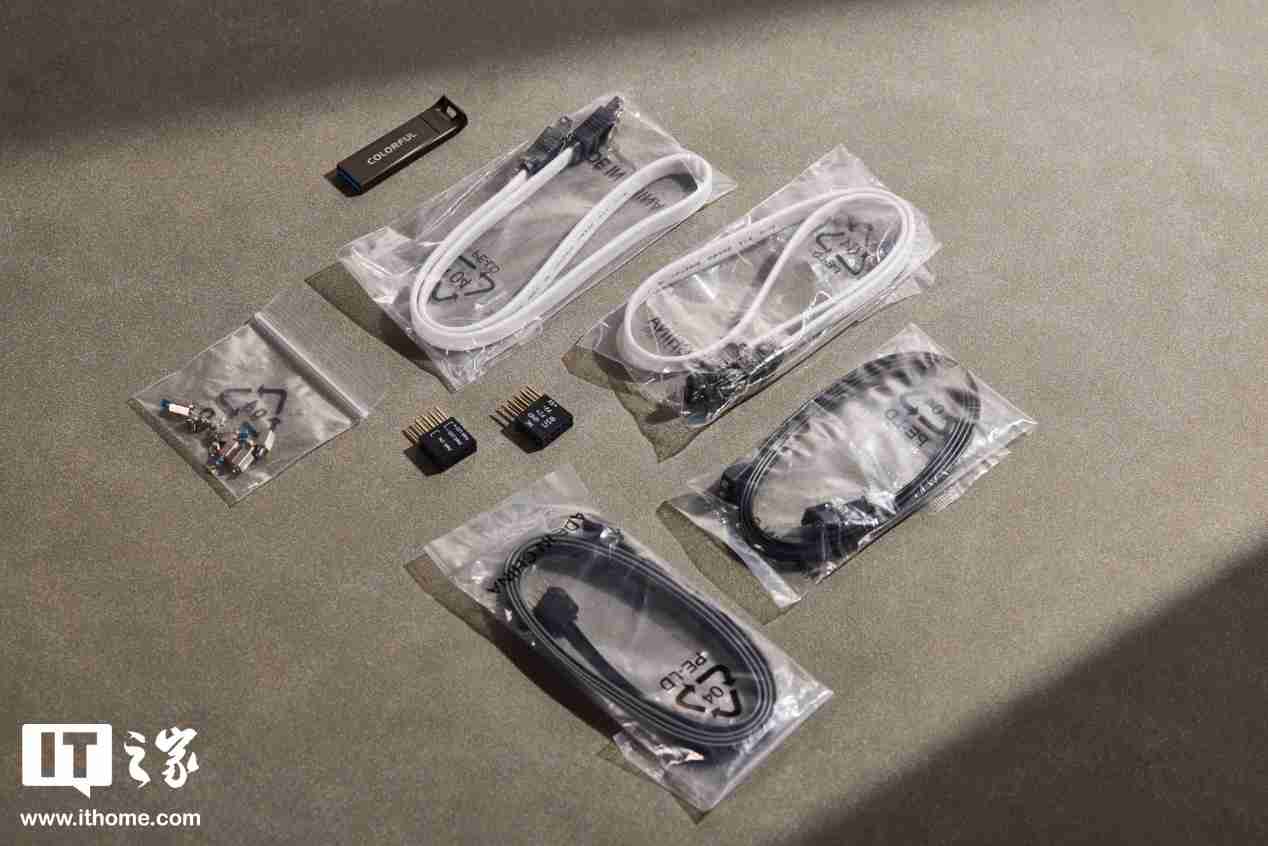 iGAME Z890 FLOW V20 主板图赏:纯白美学加持,延续波普艺术风格