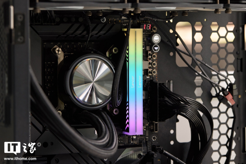 雷克沙战神之翼 ARES RGB DDR5 8000 内存图赏：炫彩白翼支持 RGB