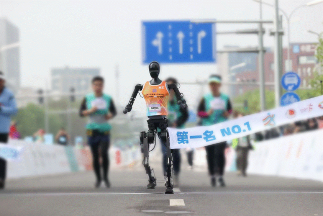 「天工Ultra」半马夺冠,人形机器人通关产业落地第一关