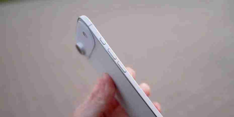 iPhone 17 Air 细节曝光，续航拉胯了 .