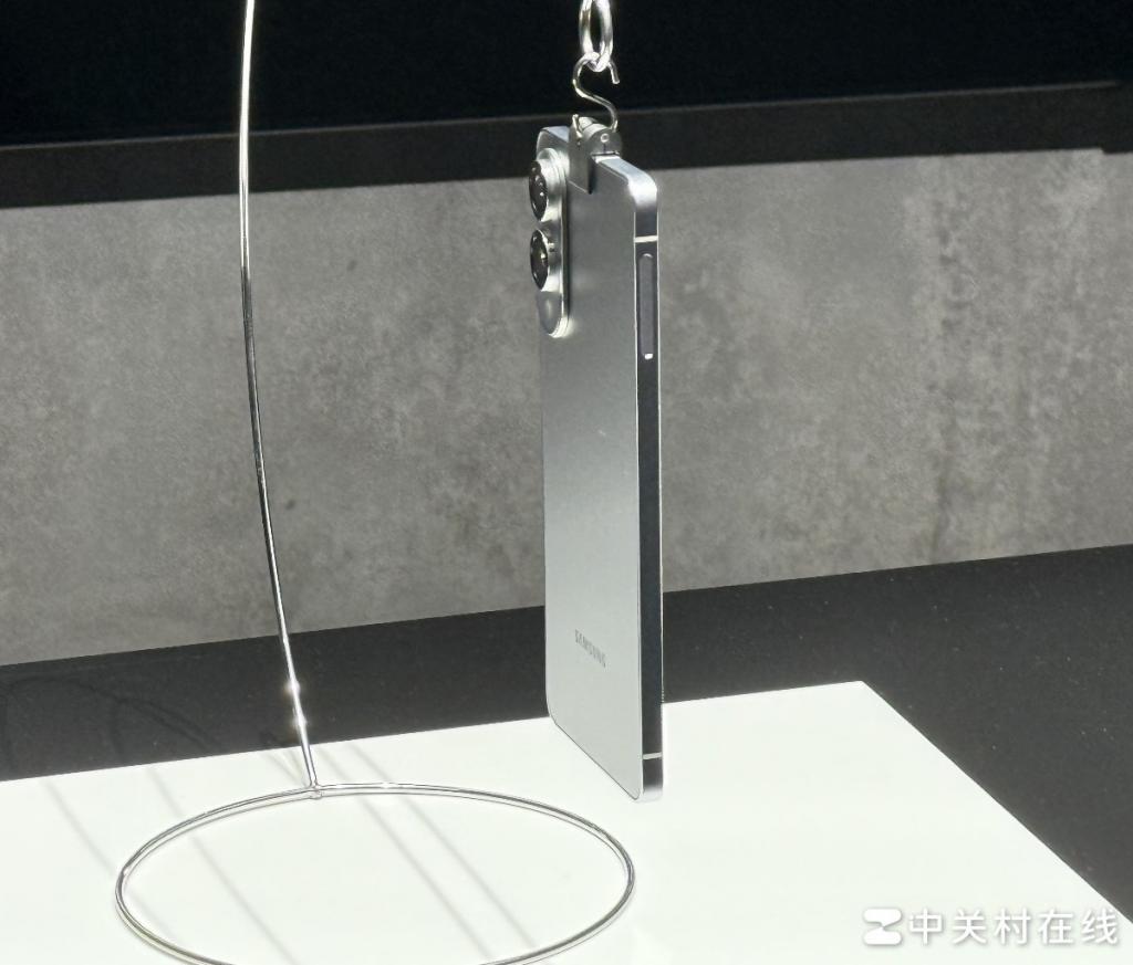 三星 S25 Edge 首发，对标 iPhone 17 Air 超薄来袭