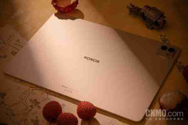  荣耀 Magic Pad 3 真机图公布 后置矩形 DECO 仅 5.79mm