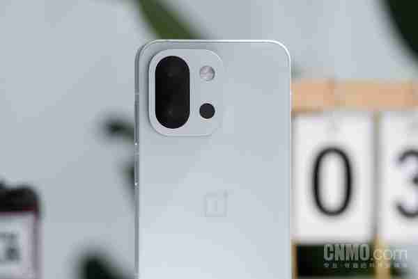  小屏旗舰的极致之选！看看这台一加 13T 你就懂了 