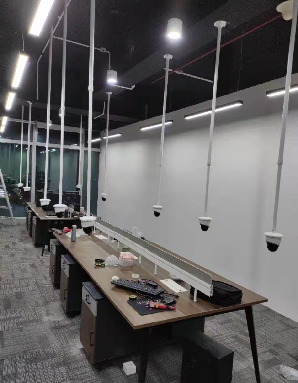 深圳某游戏研发公司给每个工位都装监控，网友：堪比坐牢！