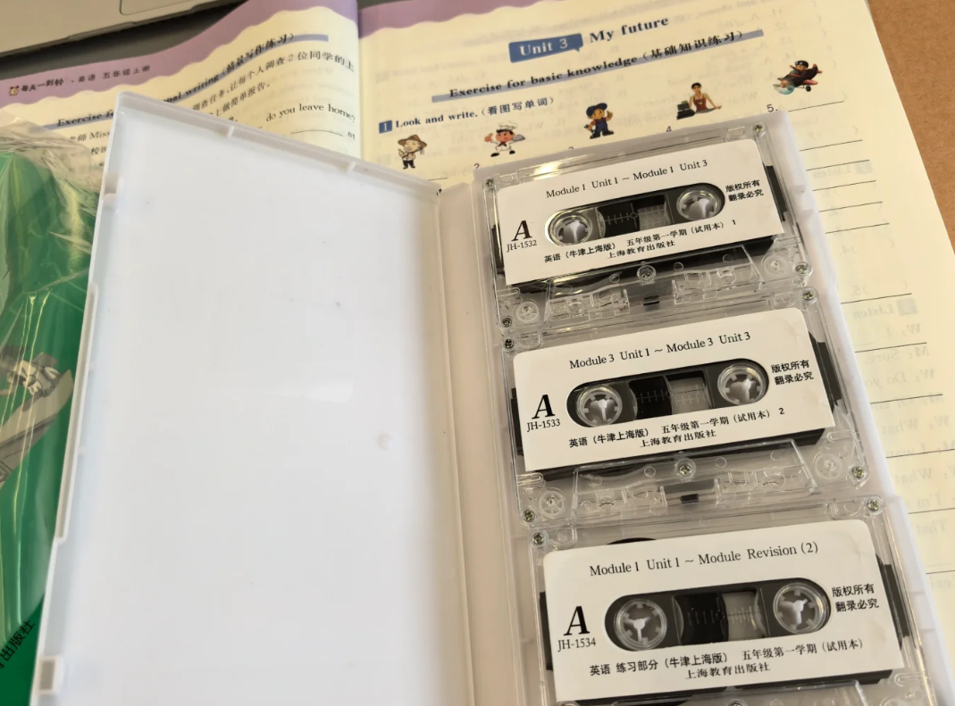 随身磁带机爆火！年轻人爱上“美丽小废物”，只因情绪价值给足了