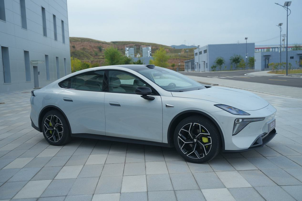 “超跑级底盘”不再是百万专属！深蓝L06国内首搭法拉利同源磁流变技术