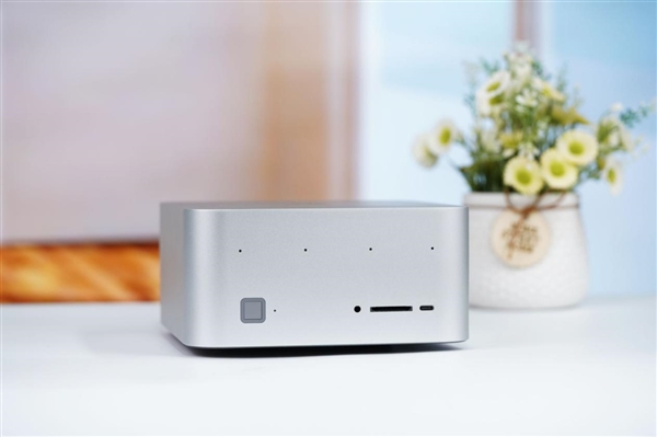 零刻GTR9 Pro搭载AMD锐龙AI Max 395图赏