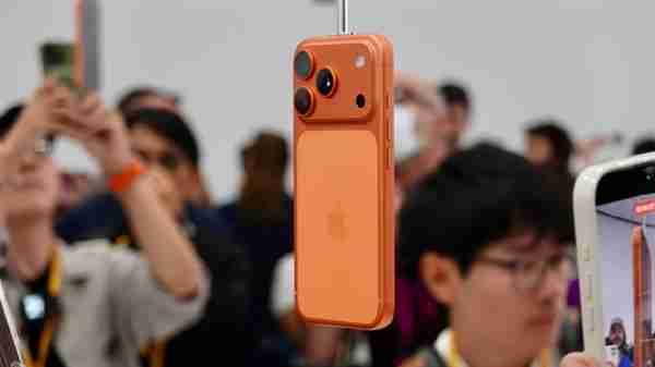 消息称iPhone 17 Pro信号扑街 易被金属壳影响：苹果客服回应