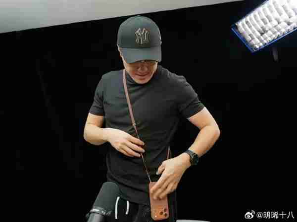 479元一根的苹果17挂绳真有人买：王自如晒上身效果 感受下