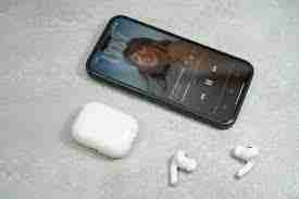 iPhone15系列机型如何给AirPods等设备充电