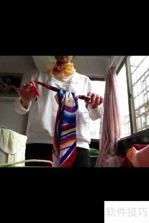 方丝巾变衣服不用针线系几个结就可以