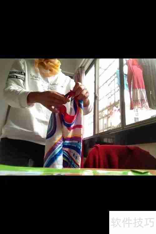 方丝巾变衣服不用针线系几个结就可以