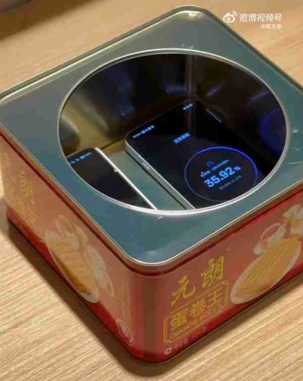 iPhone 17首发日 高速数据传输小妙招来了：一个蛋卷铁盒搞定