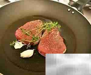 菲力牛排配焦糖红酒洋葱