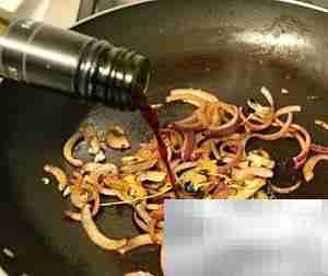 菲力牛排配焦糖红酒洋葱