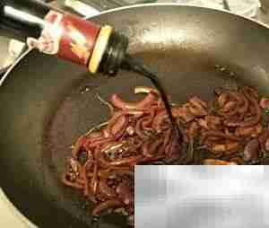 菲力牛排配焦糖红酒洋葱