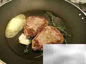 菲力牛排配焦糖红酒洋葱