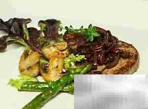 菲力牛排配焦糖红酒洋葱