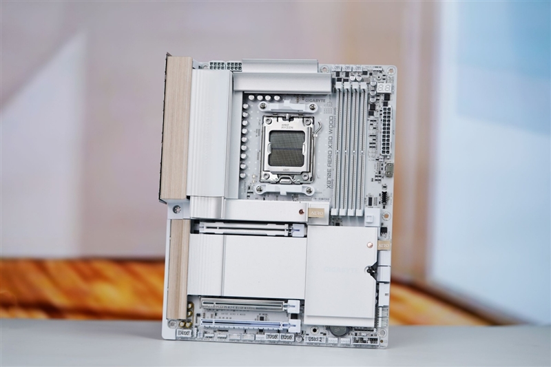 技嘉X870E AERO X3D WOOD主板评测：实木设计性能出众