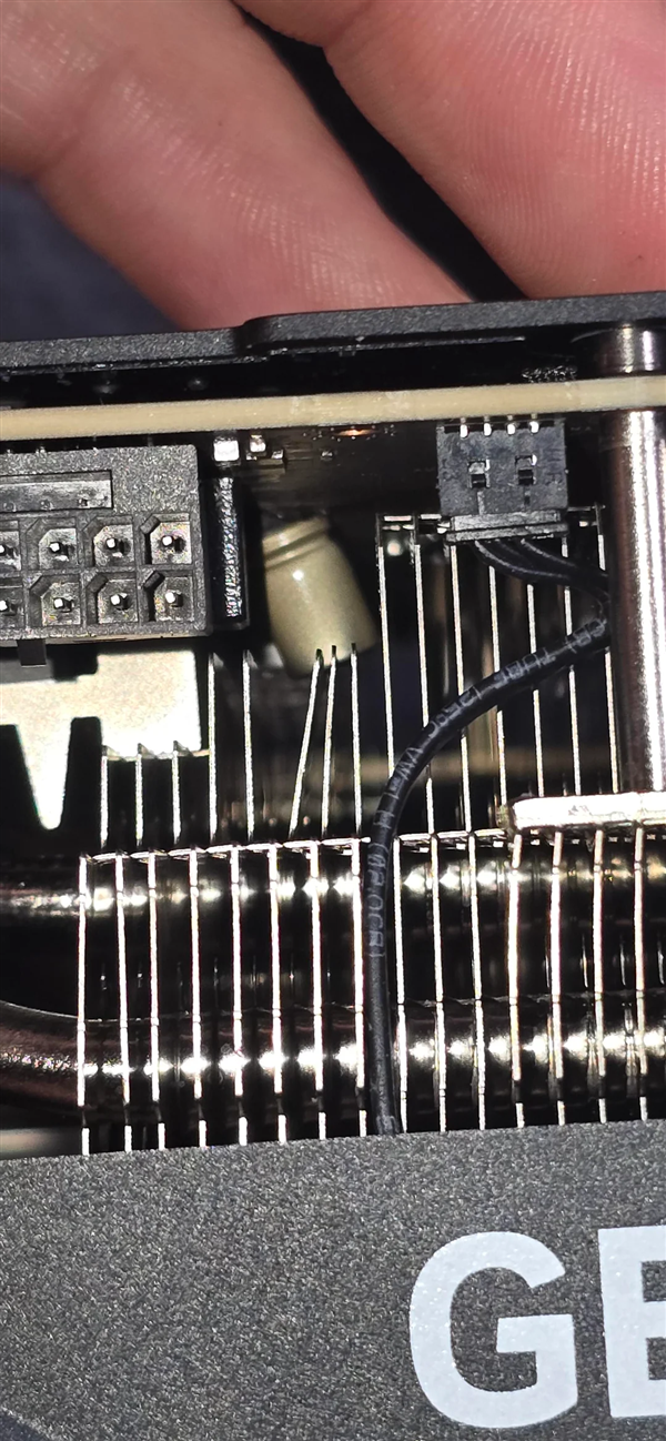 罕见！RTX 5090发生电容爆炸：散热片都被炸弯