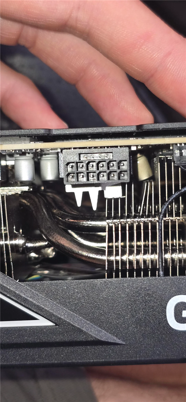 RTX 5090电容爆炸事件曝光