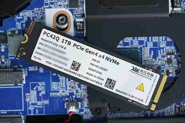 长江存储PC42Q SSD加持！ 七彩虹隐星P16 Pro图赏