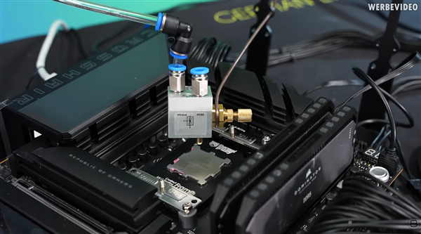 大神玩家动手：9800X3D用上超算的喷雾冷却！可惜不是太完美