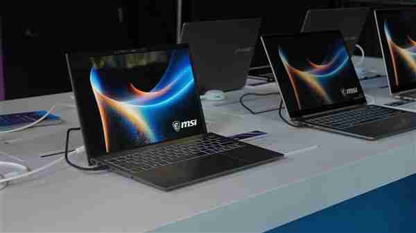 微星展示全球首批Panther Lake笔记本：记者上手连连惊呼