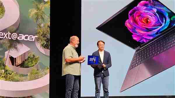 微星展示全球首批Panther Lake笔记本：记者上手连连惊呼