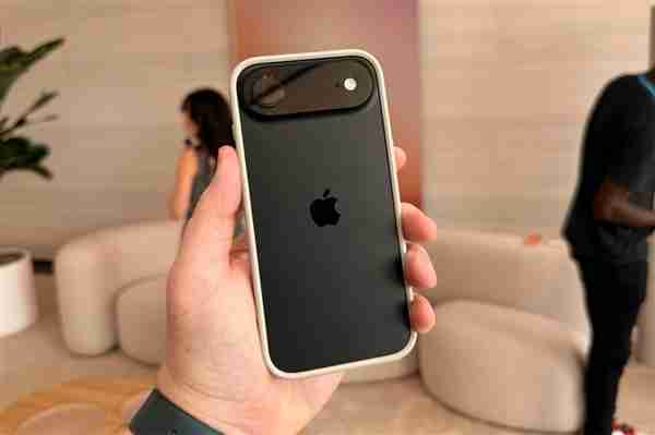 李想谈iPhone Air使用感受:整体很满意 但有续航焦虑