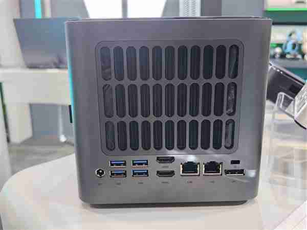 雷神MIX STATION迷你主机亮相：搭载AMD AI Max+ 395处理器