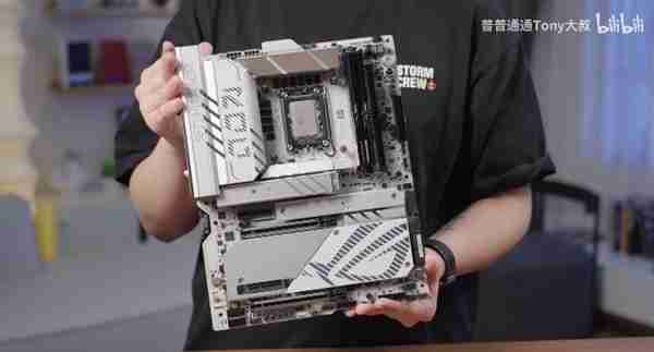 ROG MAXIMUS Z890 APEX主板创DDR5-13322超频新纪录