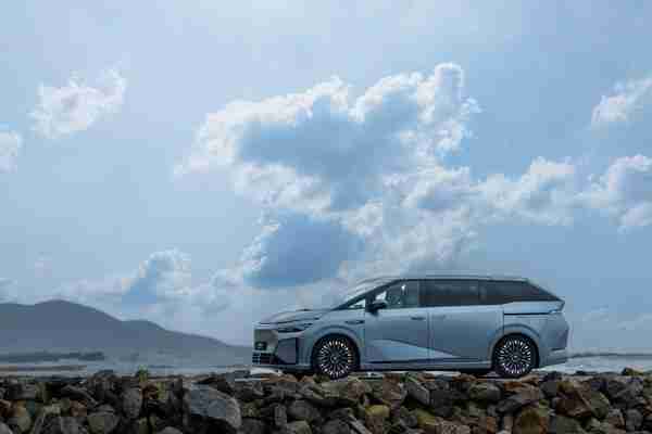  小鹏 X9 超级增程版上市 综合续航超 1600km 预售价 35 万起 