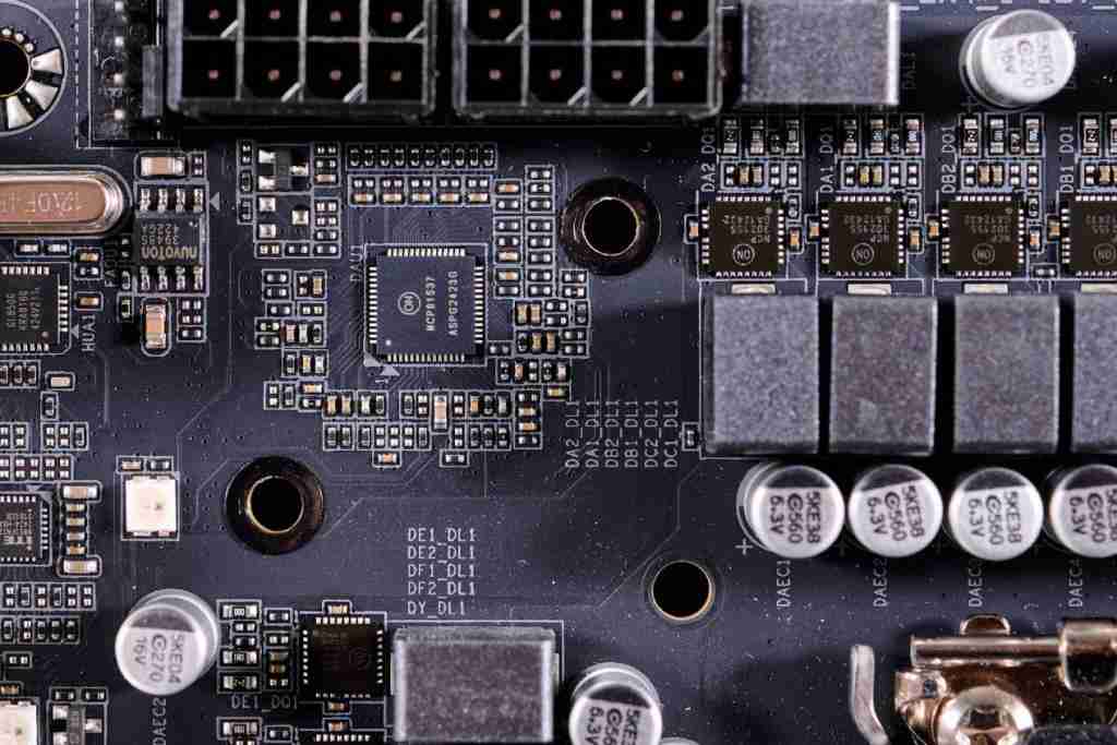 技嘉 B860M AORUS PRO WIFI7 电竞雕主板深度评测:主流价位下的高端电竞利器