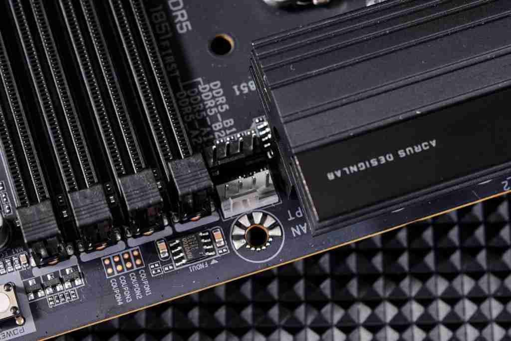 技嘉 B860M AORUS PRO WIFI7 电竞雕主板深度评测:主流价位下的高端电竞利器