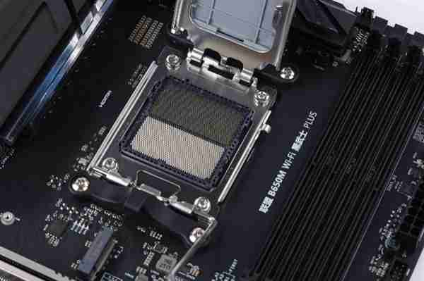 中端装机新方案！影驰联盟 B650M Wi-Fi 黑武士 PLUS 主板评测