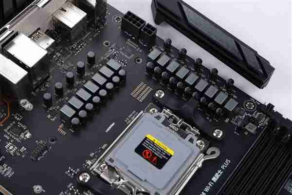 中端装机新方案！影驰联盟 B650M Wi-Fi 黑武士 PLUS 主板评测