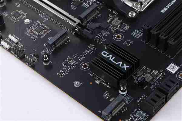 中端装机新方案！影驰联盟 B650M Wi-Fi 黑武士 PLUS 主板评测