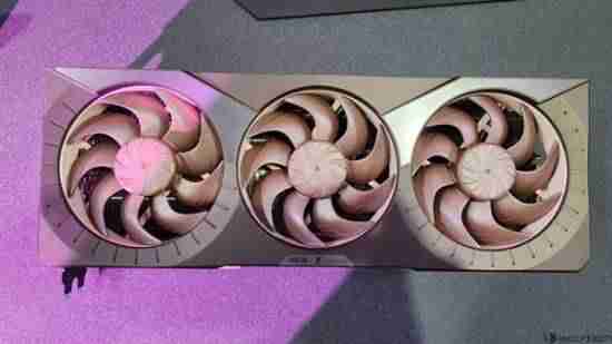 华硕RTX 5080猫头鹰联名显卡发布：四槽三风扇、2730MHz