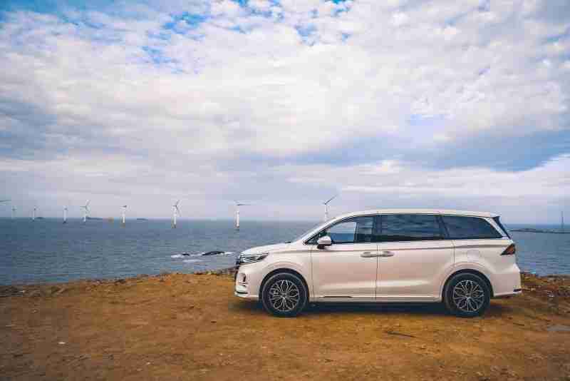 7座MPV别瞎挑！荣威iMAX8DMH是实在货，带娃接客户，还省油