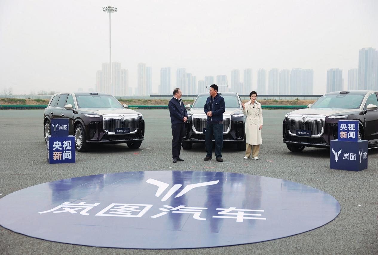 岚图泰山黑武士太敢测！胡军坐副驾惊出15个表情包