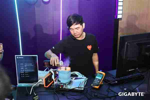 技嘉X870 AORUS Tachyon加持:锐龙7 9800X3D超频新世界纪录!突破7.3GHz大关